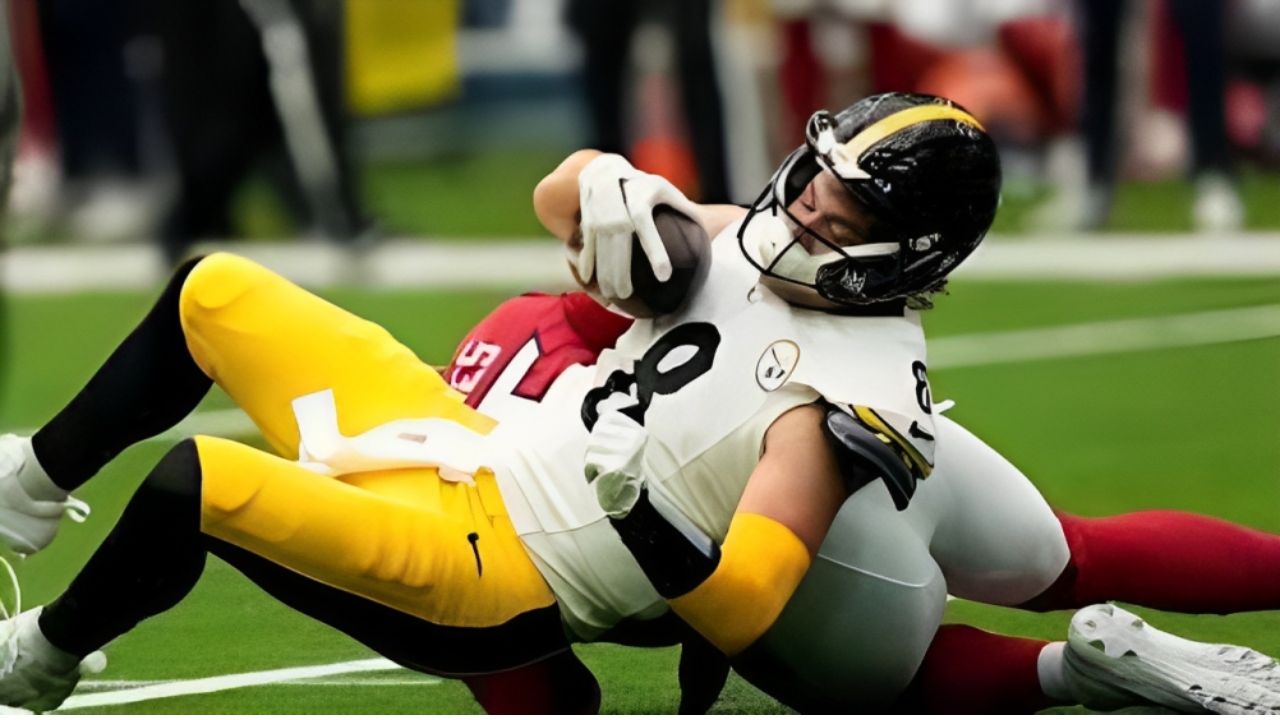 Kenny Pickett leaves Steelers' loss with knee injury