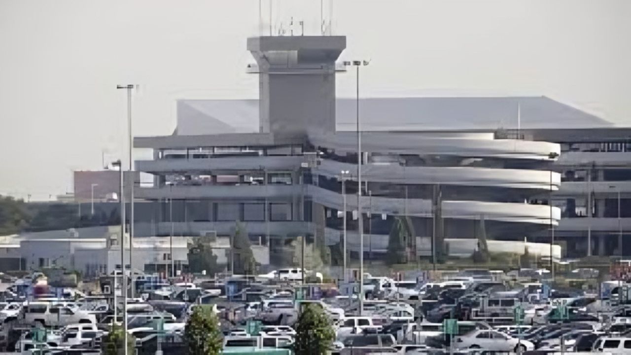 man dies airplane engine at Salt Lake City Airport